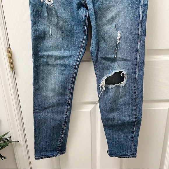 Levis Wedgie Fit Jeans in Medium Wash - Picture 3 of 5